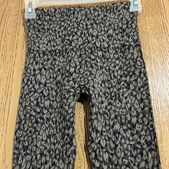 Spanx Women’s Leopard Print LOOK AT ME NOW Cropped Seamless Leggings Sz-XS - Picture 2 of 5